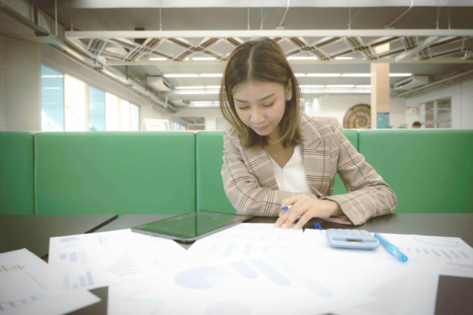 Ambiente di apprendimento tranquillo con materiali per lo sviluppo personale