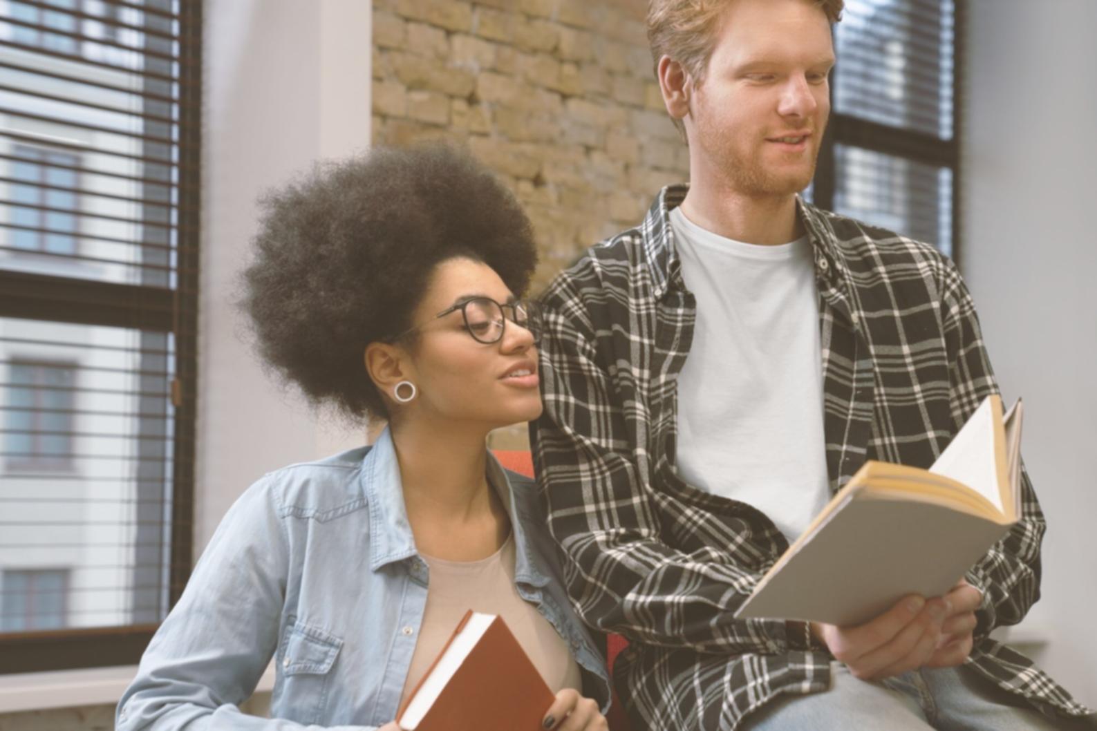 Persona in meditazione in ambiente sereno