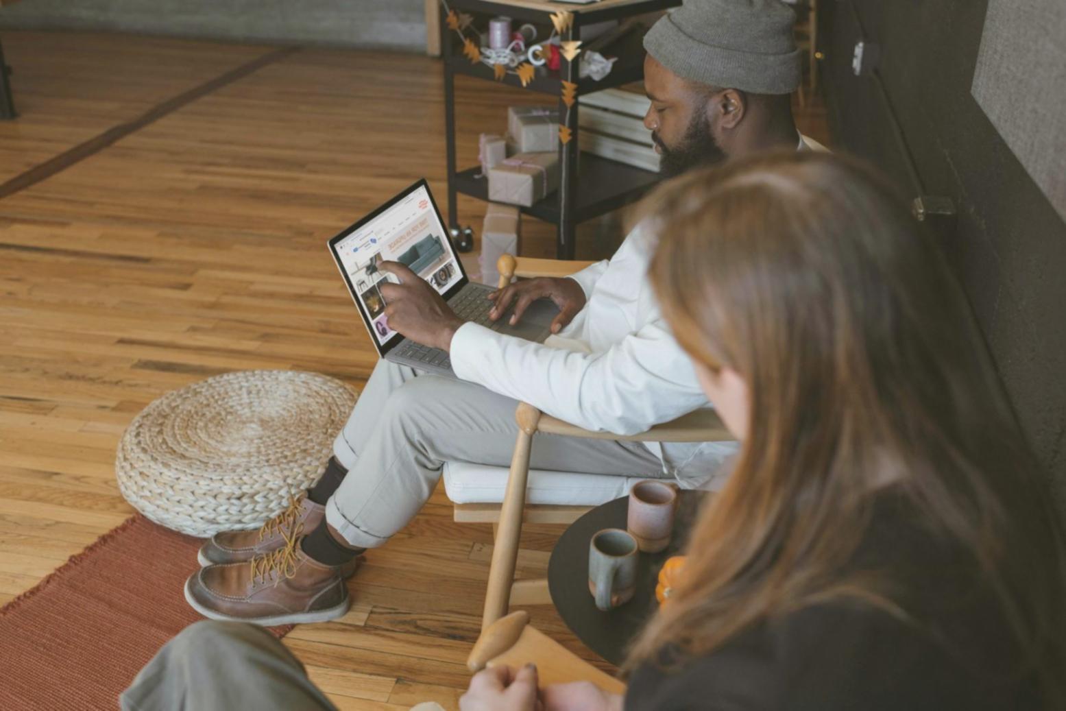 Persona in riflessione durante un momento di introspezione